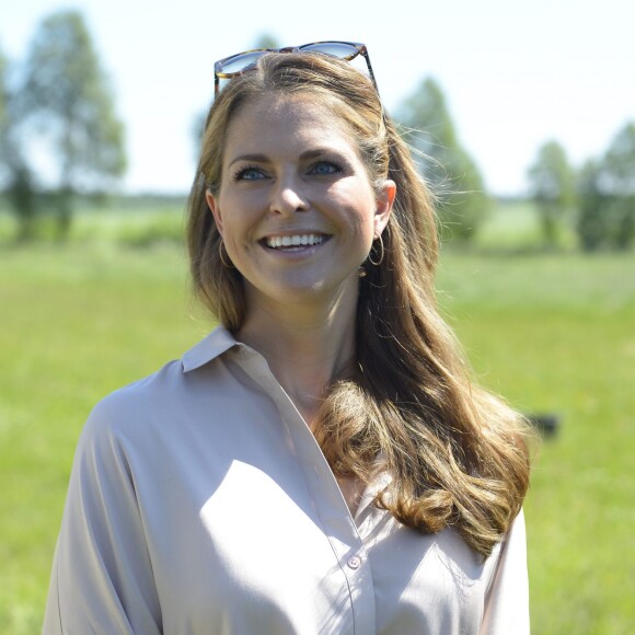 La princesse Madeleine de Suède et sa fille la princesse Leonore, duchesse de Gotland, jouent dans un pré lors d'une visite dans le Gotland le 3 juin 2016.  Princess Madeleine of Sweden - visit to Gotland Visit at the stables 2016-06-0303/06/2016 - Stockholm