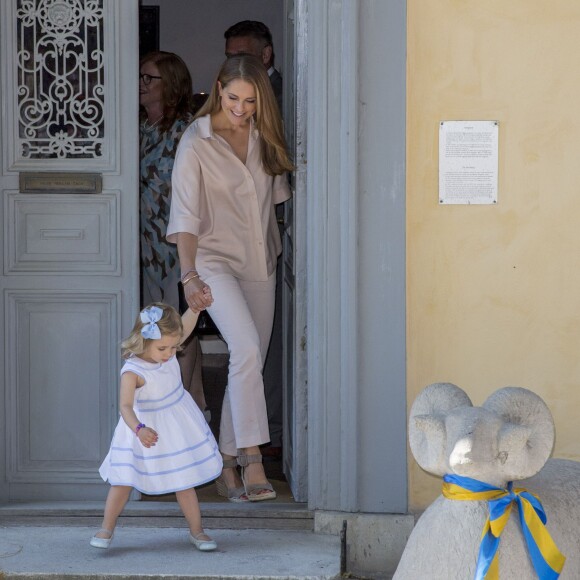 La princesse Madeleine de Suède avec son mari Christopher O'Neill et leur fille la princesse Leonore lors d'une visite dans le Gotland à Visby le 3 juin 2016.  Visit to Gotland of Princess Madeleine and Christopher O'Neill and their daughter Princess Leonore in Visby on June 3, 2016.03/06/2016 - Visby