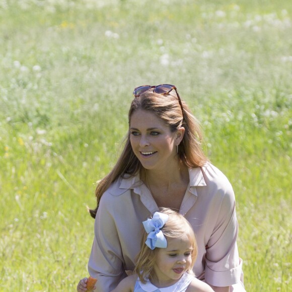 La princesse Madeleine de Suède avec son mari Christopher O'Neill et leur fille la princesse Leonore lors d'une visite dans le Gotland à Visby le 3 juin 2016.  Visit to Gotland of Princess Madeleine and Christopher O'Neill and their daughter Princess Leonore in Visby on June 3, 2016.03/06/2016 - Visby