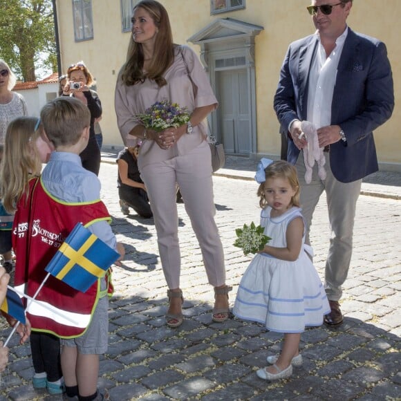 La princesse Madeleine de Suède avec son mari Christopher O'Neill et leur fille la princesse Leonore lors d'une visite dans le Gotland à Visby le 3 juin 2016.  Princess Madeleine with her husband Christopher O'Neill and daughter princess Leonore visiting Gotland, Sweden, June 3rd, 2016.03/06/2016 - Visby