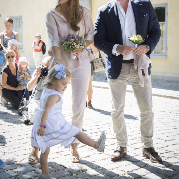 La princesse Madeleine de Suède avec son mari Christopher O'Neill et leur fille la princesse Leonore lors d'une visite dans le Gotland à Visby le 3 juin 2016.  Princess Madeleine with her husband Christopher O'Neill and daughter princess Leonore visiting Gotland, Sweden, June 3rd, 2016.03/06/2016 - Visby