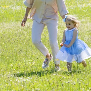 La princesse Madeleine de Suède avec son mari Christopher O'Neill et leur fille la princesse Leonore lors d'une visite dans le Gotland à Visby le 3 juin 2016.  Princess Madeleine with her husband Christopher O'Neill and daughter princess Leonore visiting Gotland, Sweden, June 3rd, 2016.03/06/2016 - Visby