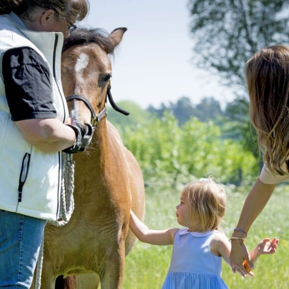 La princesse Leonore de Suède rencontre le 3 juin 2016 son poney Gotland, Haidi de Gotland, qui lui a été offert par cette province à l'occasion de son baptême en juin 2014.