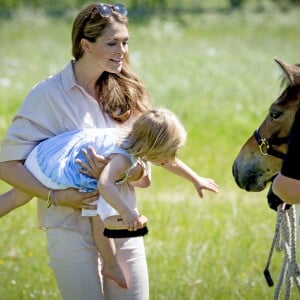 La princesse Leonore de Suède découvre Haidi, cheval qui lui a été offert à l'occasion de son baptême, lors de sa première visite dans le Gotland, dont elle détient le titre de duchesse, à Visby le 3 juin 2016.