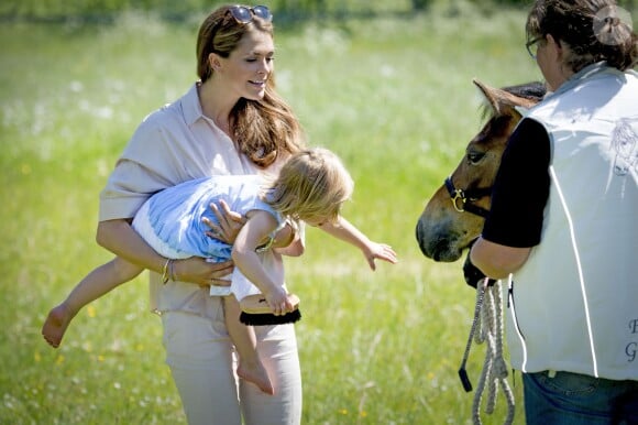 La princesse Leonore de Suède découvre Haidi, cheval qui lui a été offert à l'occasion de son baptême, lors de sa première visite dans le Gotland, dont elle détient le titre de duchesse, à Visby le 3 juin 2016.