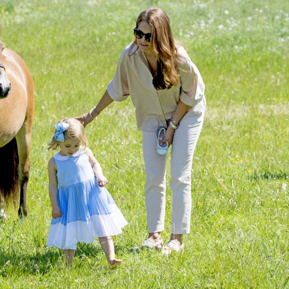 La princesse Leonore de Suède va à la rencontre de son cheval un Gotland Russ du nom de Heidi de Gotland - La princesse Madeleine de Suède avec son mari Christopher O'Neill et leur fille la princesse Leonore lors d'une visite dans le Gotland à Visby le 3 juin 2016.  Princess Madeleine with her husband Christopher O'Neill and daughter princess Leonore visiting Gotland, Sweden, June 3rd, 2016.03/06/2016 - Visby