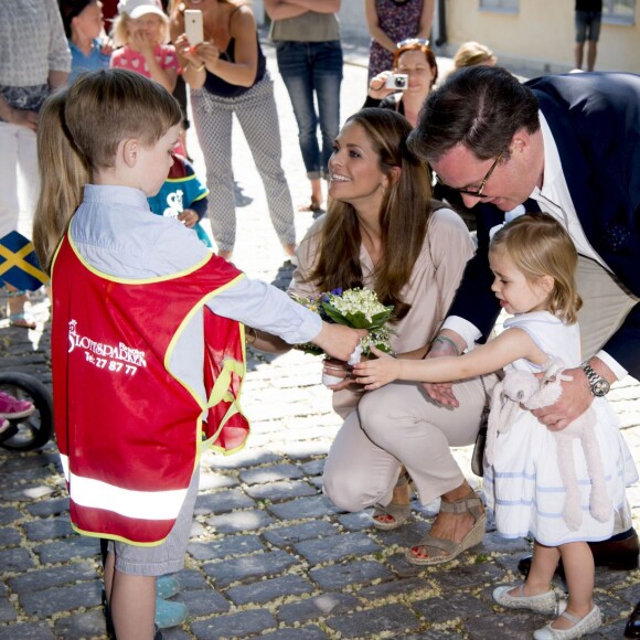 La princesse Madeleine de Suède avec son mari Christopher O'Neill et leur fille la princesse Leonore lors d'une visite dans le Gotland à Visby le 3 juin 2016.  Princess Madeleine with her husband Christopher O'Neill and daughter princess Leonore visiting Gotland, Sweden, June 3rd, 2016.03/06/2016 - Visby