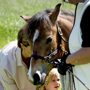 La princesse Leonore de Suède va à la rencontre de son cheval un Gotland Russ du nom de Heidi de Gotland - La princesse Madeleine de Suède avec son mari Christopher O'Neill et leur fille la princesse Leonore lors d'une visite dans le Gotland à Visby le 3 juin 2016.  Princess Madeleine with her husband Christopher O'Neill and daughter princess Leonore visiting Gotland, Sweden, June 3rd, 2016.03/06/2016 - Visby