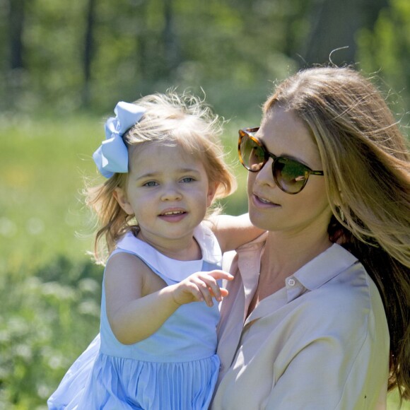 La princesse Madeleine de Suède avec son mari Christopher O'Neill et leur fille la princesse Leonore lors d'une visite dans le Gotland à Visby le 3 juin 2016.  Princess Madeleine with her husband Christopher O'Neill and daughter princess Leonore visiting Gotland, Sweden, June 3rd, 2016.03/06/2016 - Visby