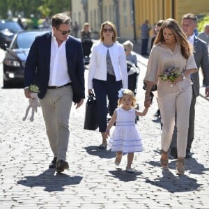 La princesse Madeleine de Suède avec son mari Christopher O'Neill et leur fille la princesse Leonore lors d'une visite dans le Gotland à Visby le 3 juin 2016.  Princess Madeleine, Christopher O'Neill and Princess Leonore (Duchess of Gotland) visit Visby. Princess Leonore will visit her horse, a Gotland Russ named Heidi of Gotland, and the family will have lunch at the residence before they end the day with a short walk to Gotland Museum and the exhibition Ship O Fun in Visby on June 3, 2016.03/06/2016 - Visby