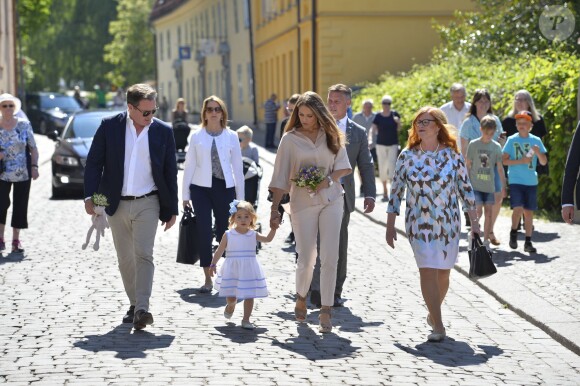 La princesse Madeleine de Suède avec son mari Christopher O'Neill et leur fille la princesse Leonore lors d'une visite dans le Gotland à Visby le 3 juin 2016.  Princess Madeleine, Christopher O'Neill and Princess Leonore (Duchess of Gotland) visit Visby. Princess Leonore will visit her horse, a Gotland Russ named Heidi of Gotland, and the family will have lunch at the residence before they end the day with a short walk to Gotland Museum and the exhibition Ship O Fun in Visby on June 3, 2016.03/06/2016 - Visby