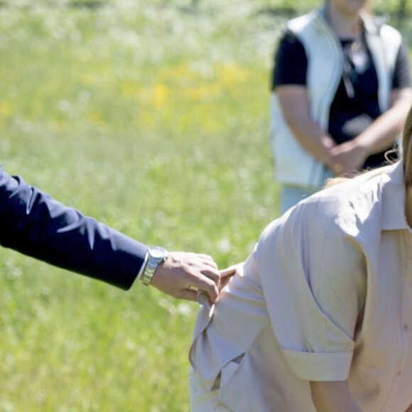 La princesse Leonore de Suède va à la rencontre de son cheval un Gotland Russ du nom de Heidi de Gotland - La princesse Madeleine de Suède avec son mari Christopher O'Neill et leur fille la princesse Leonore lors d'une visite dans le Gotland à Visby le 3 juin 2016.  Princess Madeleine with her husband Christopher O'Neill and daughter princess Leonore visiting Gotland, Sweden, June 3rd, 2016.03/06/2016 - Visby