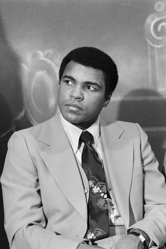 En France, à Paris, Mohamed Ali sur le plateau de l'émission Rendez-vous du Dimanche le 4 mars 1976