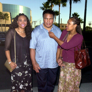 Mohamed Ali avec ses filles Meme & Hana en 2000.
