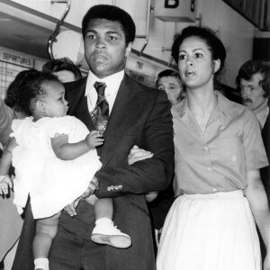 Muhammad Ali avec son ex-femme Veronica et leur fille Hana à Londres en 1977.