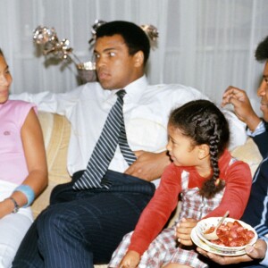 Mohamed Ali avec Roberto Blanco et ses filles Mercedes et Patricia à Munich le 27 mai 1976.