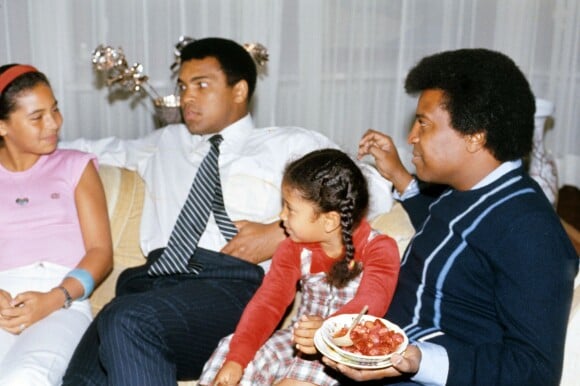 Mohamed Ali avec Roberto Blanco et ses filles Mercedes et Patricia à Munich le 27 mai 1976.