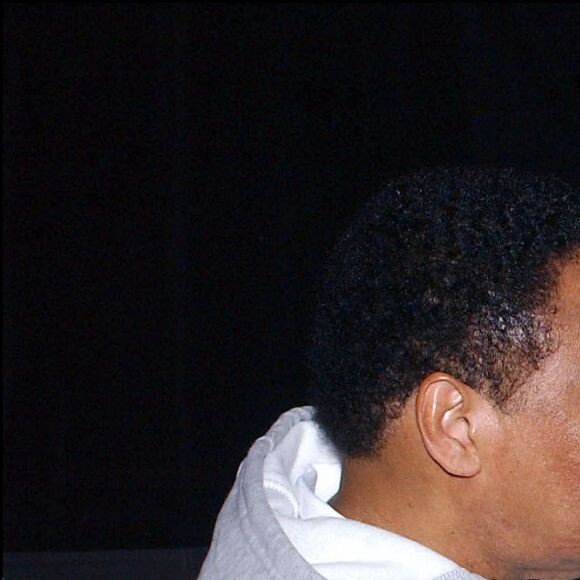 Mohamed Ali avec des fans et sa fille Laila Ali à Harlem en février 2004.