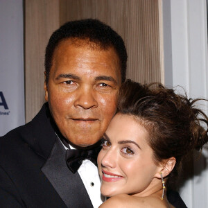 Muhammad Ali et Brittany Murphyà Beverly Hills, le 23 octobre 2004.