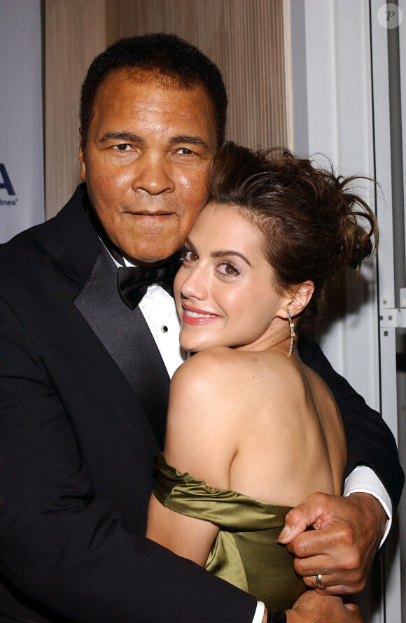Muhammad Ali et Brittany Murphyà Beverly Hills, le 23 octobre 2004.
