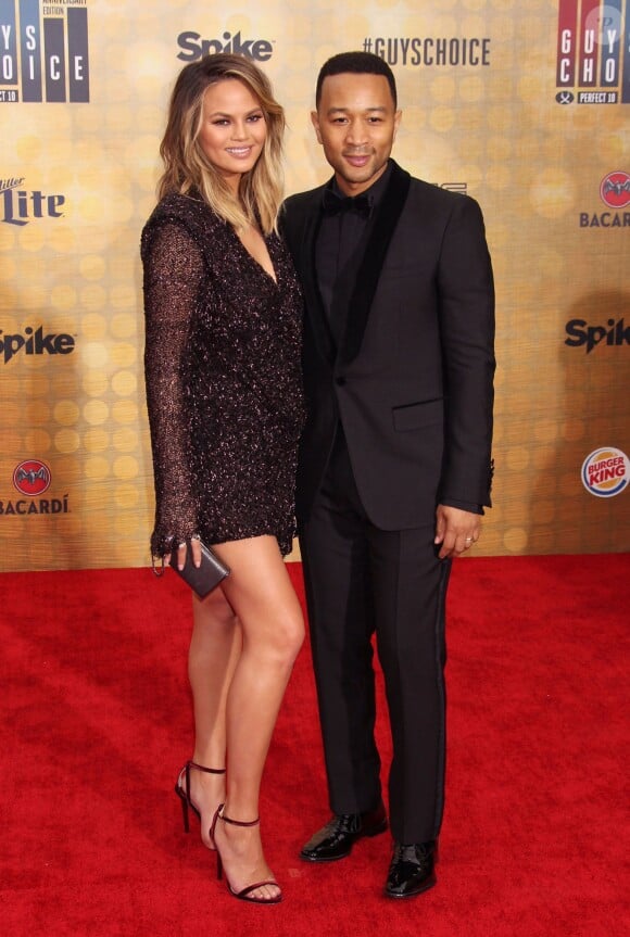 Chrissy Teigen et son mari John Legend à la soirée du Guys Choice Awards 2016 aux studios Sony Pictures à Culver City, le 4 juin 2016.