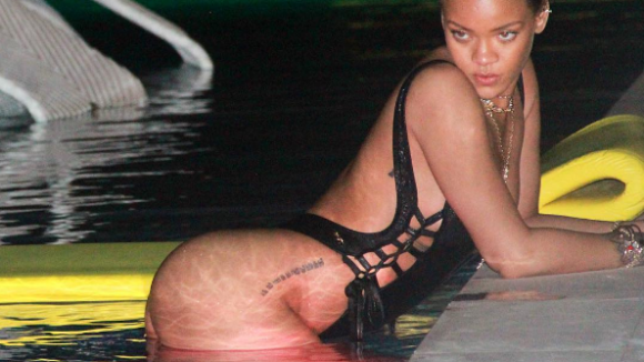 Rihanna et Emily Ratajkowski copient Kim Kardashian et montrent leurs fesses !