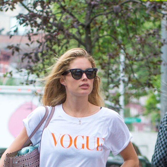 Exclusif - Candice Swanepoel enceinte est allée déjeuner avec ses amis Doutzen Kroes, Sunnery James et un photographe de mode au restaurant Bar Pitti au Greenwich Village à New York, le 5 juin 2016