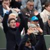 Emmanuelle Béart et son fils Yohann lors du tournoi de Roland-Garros le 3 juin 2016