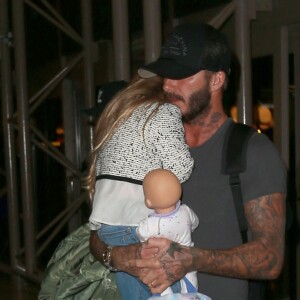 David et Victoria Beckham arrivent à l'aéroport de LAX avec leurs enfants Brooklyn, Romeo, Harper et Cruz à Los Angeles pour prendre l'avion, le 31 octobre 2015