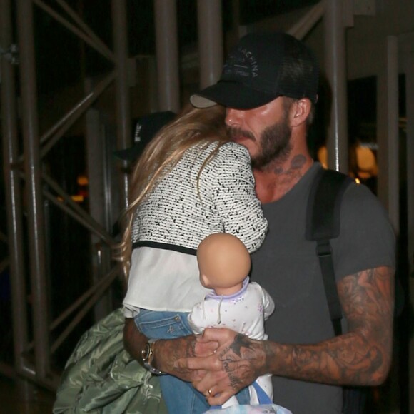 David et Victoria Beckham arrivent à l'aéroport de LAX avec leurs enfants Brooklyn, Romeo, Harper et Cruz à Los Angeles pour prendre l'avion, le 31 octobre 2015