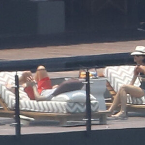 Exclusif - David Beckham et sa femme Victoria Beckham - Eva Longoria se détend avec ses amis à la piscine le lendemain de son mariage avec José Baston à Valle Del Bra au Mexique, le 22 mai 2016