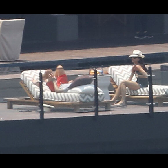 Exclusif - David Beckham et sa femme Victoria Beckham - Eva Longoria se détend avec ses amis à la piscine le lendemain de son mariage avec José Baston à Valle Del Bra au Mexique, le 22 mai 2016