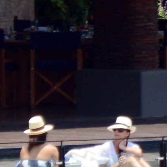 Exclusif - Prix Spécial - No Web - Eva Longoria, David Beckham et Victoria Beckham - Eva Longoria se détend avec ses amis à la piscine juste avant son mariage avec José Baston au Mexique le 21 mai 2016.21/05/2016 - Valley de Bravo