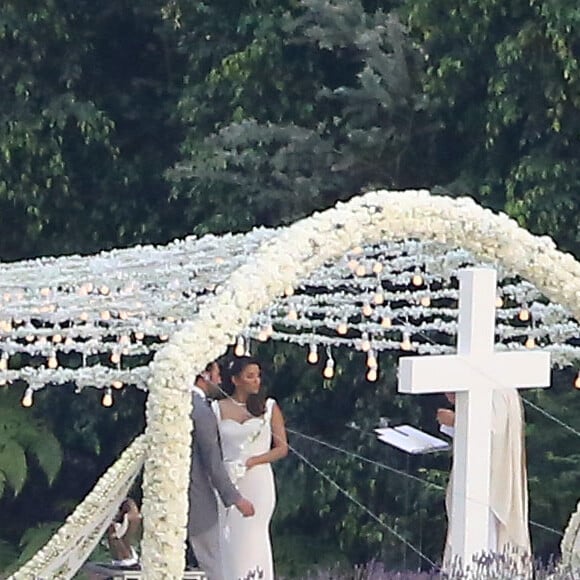 Exclusif - Prix Spécial - No Web - Cérémonie du mariage de Eva Longoria et José Baston au Mexique à Vallee de Bravo le 21 mai 2016. 200 invités étaient présents pendant la cérémonie qui s'est déroulée au coucher du soleil devant une grande croix blanche. 21/05/2016 - Vallee de Bravo