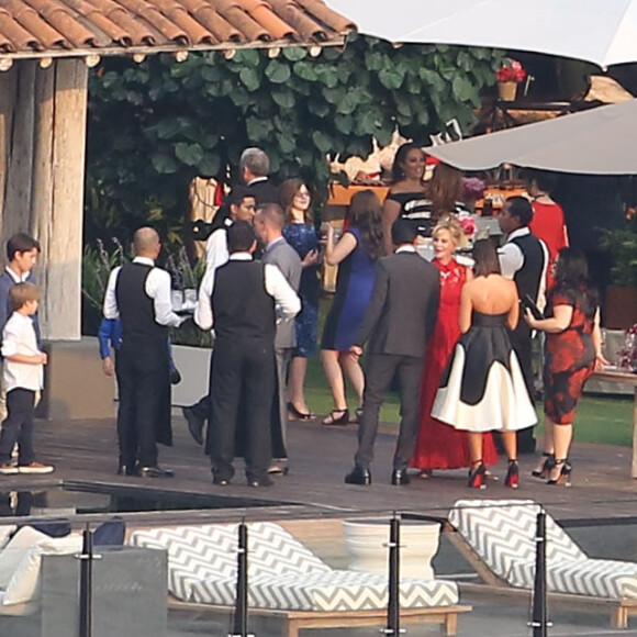 Exclusif - Prix Spécial - No Web - Cérémonie du mariage de Eva Longoria et José Baston au Mexique à Vallee de Bravo le 21 mai 2016. 200 invités étaient présents pendant la cérémonie qui s'est déroulée au coucher du soleil devant une grande croix blanche. Ensuite tous le monde a fêté l'événement lors d'un cocktail sur la terrasse. Parmi les invités, on distingue très clairement Melanie Griffith dans un robe longue rouge vif. 21/05/2016 - Vallee de Bravo