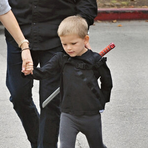 Jennifer Garner emmène son fils Samuel (déguisé en Samurai) à l'église à Los Angeles, le 5 juin 2016