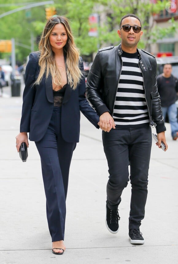 Chrissy Teigen et son mari John Legend se promènent main dans la main dans les rues de New York, le 19 mai 2016.