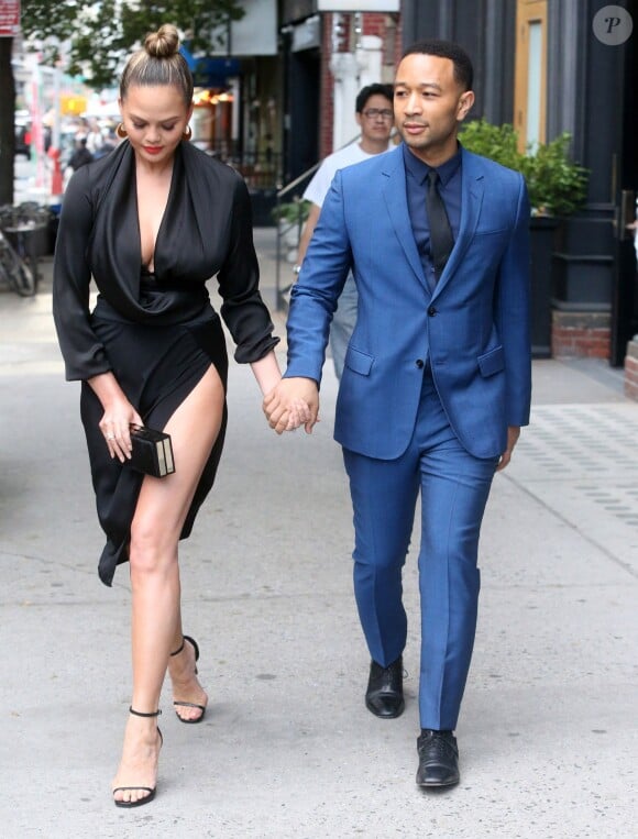Chrissy Teigen et son mari John Legend se promènent dans les rues de New York, le 19 mai 2016.