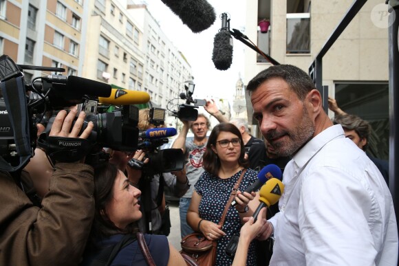 Exclusif - Jérôme Kerviel, accompagné de son avocat David Koubbi, du président de son association, et d'un ami, va se faire enlever son bracelet électronique au Service pénitentiaire d'insertion et de probation (SPIP) au 12 rue Charles Fourier, dans le 13ème arrondissement à Paris, le 26 juin 2015.
