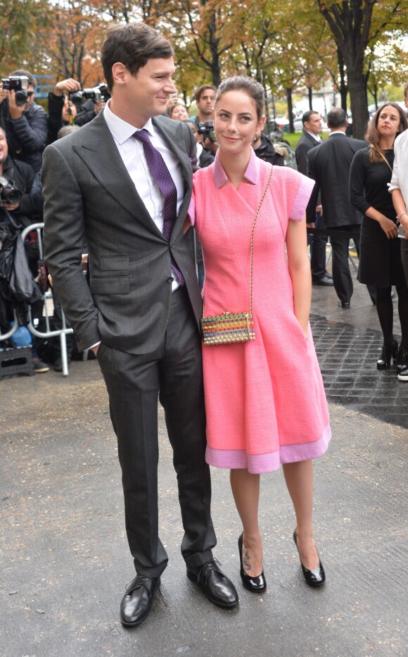 Benjamin Walker et Kaya Scodelario - Arrivées au défilé de mode "Chanel", collection prêt-à-porter printemps-été 2016, à Paris. Le 6 octobre 2015