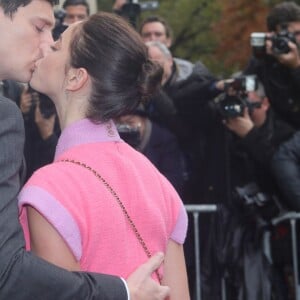 Benjamin Walker et Kaya Scodelario - Arrivées au défilé de mode "Chanel", collection prêt-à-porter printemps-été 2016, à Paris. Le 6 octobre 2015