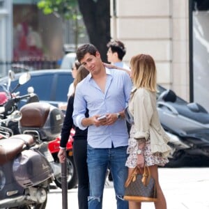 Semi Exclusif - Caroline Receveur et son compagnon Valentin déjeunent au restaurant l'Avenue à Paris avec des amis le 7 juin 2016. Après, ils vont se promener tous les deux, se prennent en photos et s'enlacent. Le couple s'amuse dans les rues de Paris