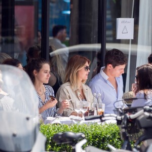 Semi Exclusif - Caroline Receveur et son compagnon Valentin déjeunent au restaurant l'Avenue à Paris avec des amis le 7 juin 2016. Après, ils vont se promener tous les deux, se prennent en photos et s'enlacent.