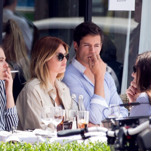 Semi Exclusif - Caroline Receveur et son compagnon Valentin déjeunent au restaurant l'Avenue à Paris avec des amis le 7 juin 2016. Après, ils vont se promener tous les deux, se prennent en photos et s'enlacent. Déjeuner en terrasse pour le couple