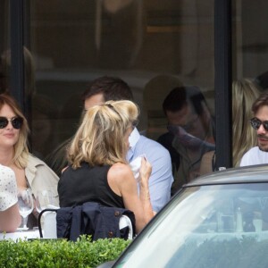 Semi Exclusif - Caroline Receveur et son compagnon Valentin déjeunent au restaurant l'Avenue à Paris avec des amis le 7 juin 2016. Après, ils vont se promener tous les deux, se prennent en photos et s'enlacent.