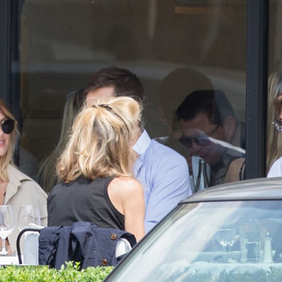 Semi Exclusif - Caroline Receveur et son compagnon Valentin déjeunent au restaurant l'Avenue à Paris avec des amis le 7 juin 2016. Après, ils vont se promener tous les deux, se prennent en photos et s'enlacent.
