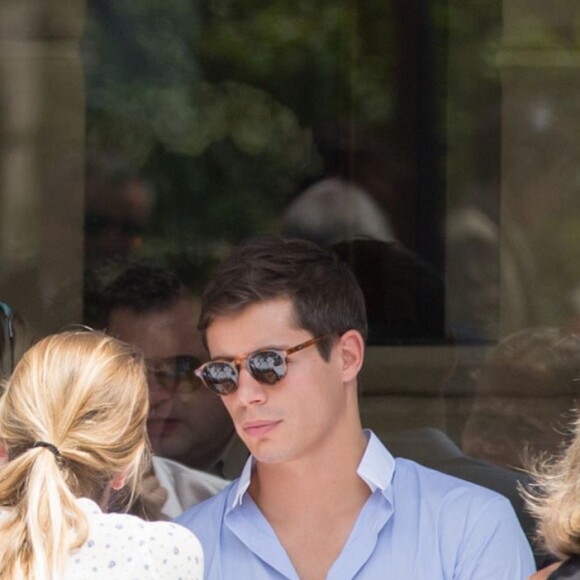 Semi Exclusif - Caroline Receveur et son compagnon Valentin déjeunent au restaurant l'Avenue à Paris avec des amis le 7 juin 2016. Après, ils vont se promener tous les deux, se prennent en photos et s'enlacent.