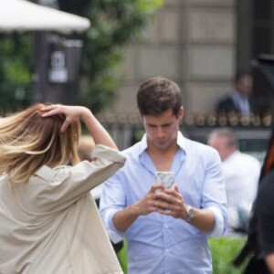 Semi Exclusif - Caroline Receveur et son compagnon Valentin déjeunent au restaurant l'Avenue à Paris avec des amis le 7 juin 2016. Après, ils vont se promener tous les deux, se prennent en photos et s'enlacent.