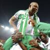 Stephen Keshi porté en triomphe lors de la victoire du Nigéria en finale de la CAN 2013, le 11 février 2013 à Johannesburg. L'ancien capitaine et sélectionneur des Super Eagles est mort à 54 ans dans la nuit du 7 au juin 2016.