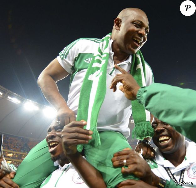 Stephen Keshi porté en triomphe lors de la victoire du Nigéria en finale de la CAN 2013, le 11 février 2013 à Johannesburg. L'ancien capitaine et sélectionneur des Super Eagles est mort à 54 ans dans la nuit du 7 au juin 2016.